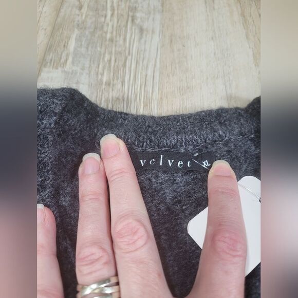 USED WOOL/CASHMERE HARSH COLD Velvet by graham and spencer dark gray sweater. - Picture 6 of 10